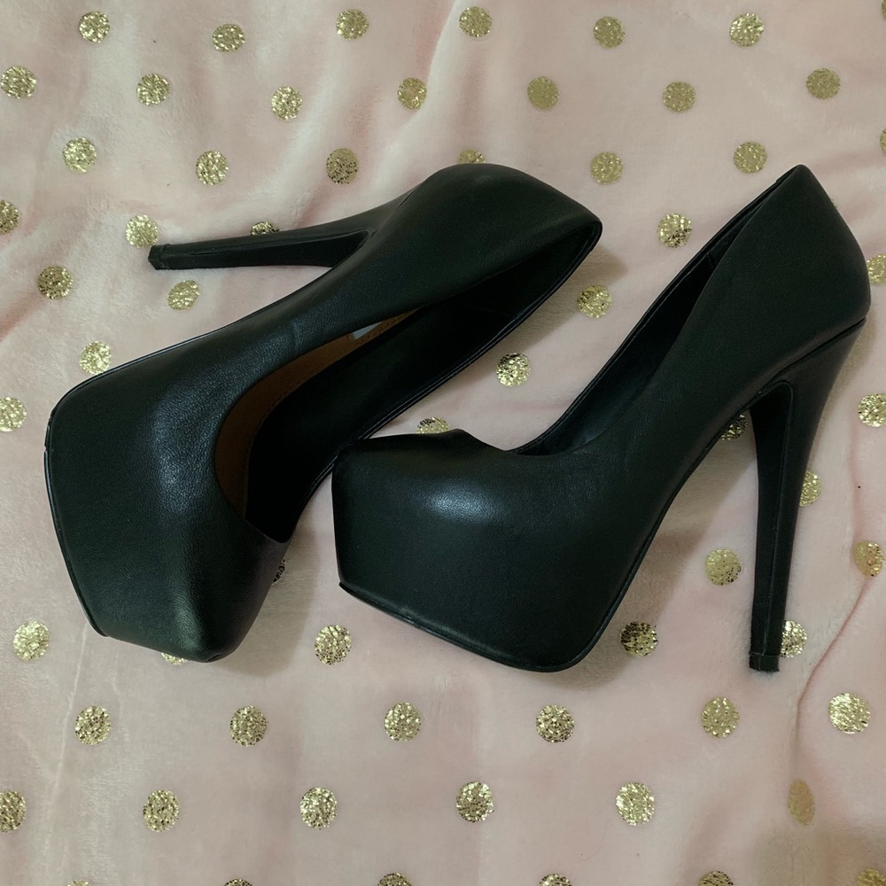 Steve Madden Dejavu Black Leather Pumps IN BOX
